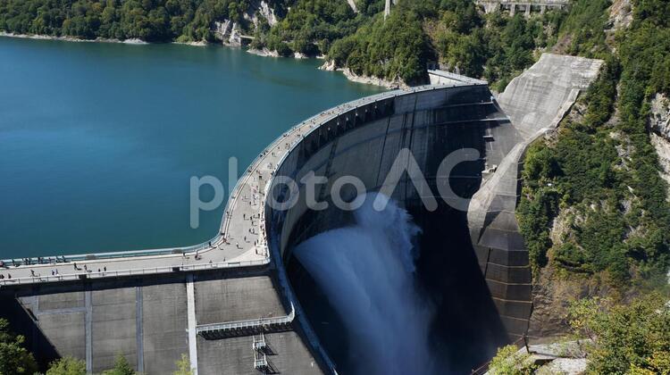 ダム湖と放水するダム ダム湖,ダム,放水の写真素材