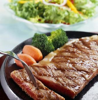 肉汁滴るステーキ 肉汁滴るステーキの写真