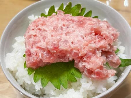 マグロのたたき丼 マグロのたたき丼,まぐろ丼,丼の写真素材