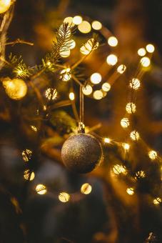 オーナメントボールの縦写真 オーナメントボールの縦写真 クリスマス,クリスマスツリー,オーナメントの写真素材