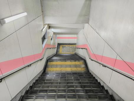 駅の階段を見下げる、山陽電鉄西飾磨駅 駅の階段を見下げる、山陽電鉄西飾磨駅の写真