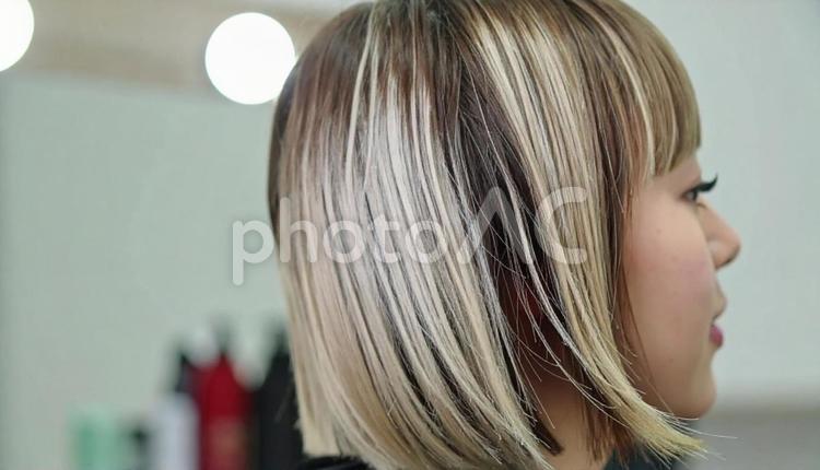 バイカラー風ボブヘア女性の横顔 女性,横顔,ボブヘアの写真素材