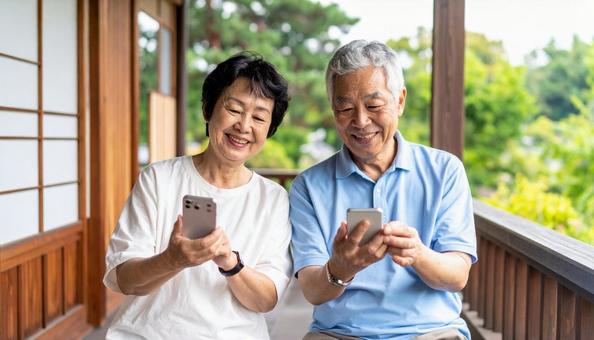スマホを楽しむシニア夫婦 スマホを楽しむシニア夫婦の写真