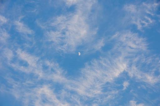 空 空 空,半月,青空の写真素材