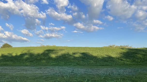 公園の小山と空の写真