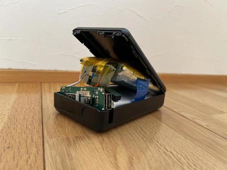 膨張したモバイルバッテリー 膨張したモバイルバッテリーの写真