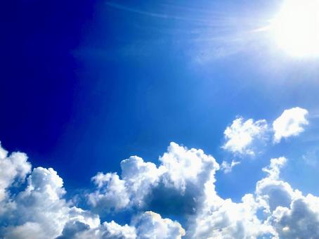 青空と入道雲と太陽 青空と入道雲と太陽 太陽,入道雲,青空の写真素材