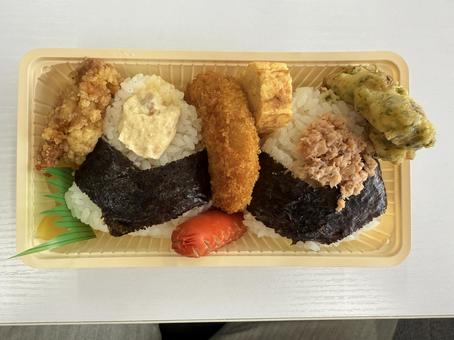 おにぎり弁当 おにぎり,弁当,鮭おにぎりの写真素材
