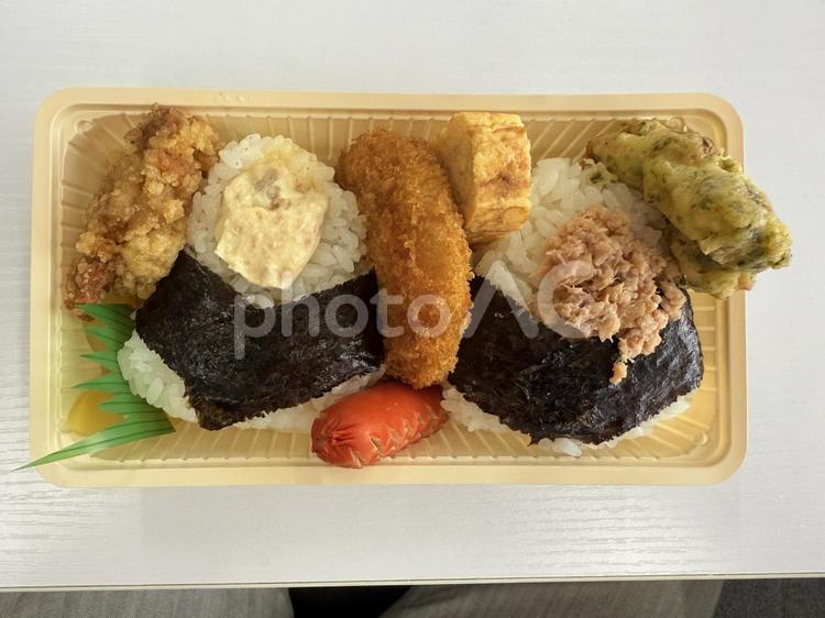 おにぎり弁当 おにぎり,弁当,鮭おにぎりの写真素材