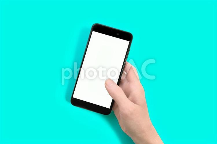 白画面スマートフォンを持つ手の合成用素材 スマートフォン,スマホ,手の写真素材