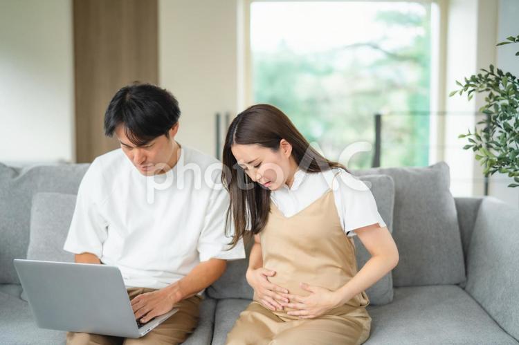 出産直前の妊婦の病院を探す男性 破水,陣痛,妊婦の写真素材