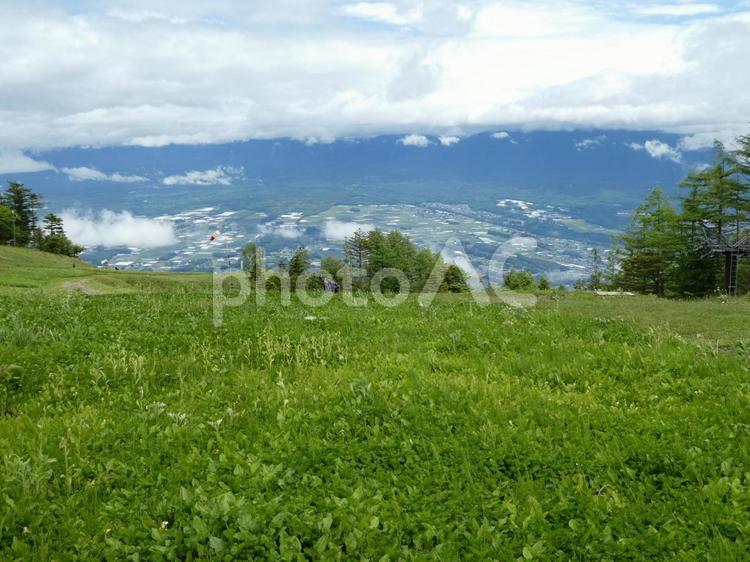 草原をわたる風 高原,街並み,草原の写真素材