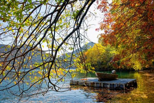 然別湖の紅葉 然別湖の紅葉 然別湖,秋,紅葉の写真素材