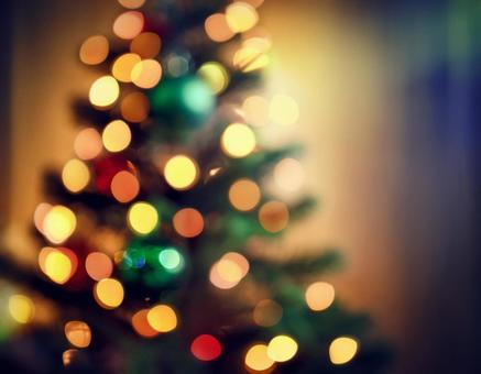 背景をぼかした抽象的なクリスマスツリー1 イルミネーション,ライト,キラキラの写真素材