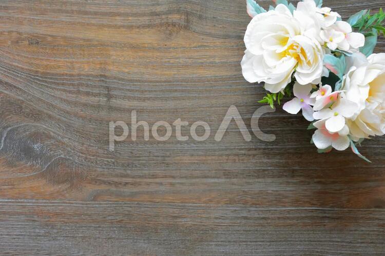 白い花と木目板　背景素材 白い花,木目板,木目の写真素材