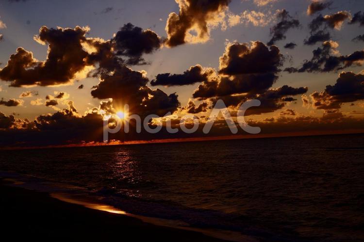 日没を待つしかない 雲,夕陽,海の写真素材