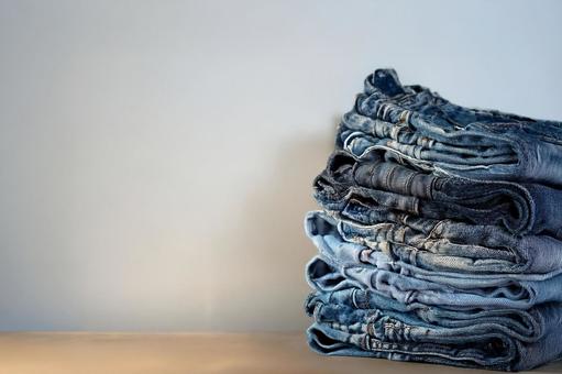 畳んだジーンズの写真