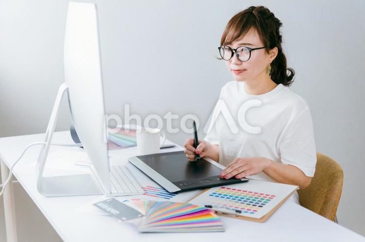 ペンタブレットで絵を描く日本人女性 ペンタブレット,画家,ペンタブの写真素材