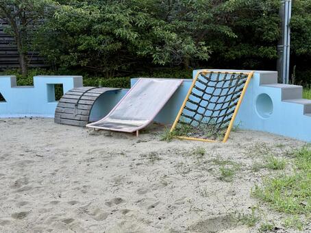 公園の砂場の遊具　ミニ滑り台 砂場,コンクリート,セメントの写真素材