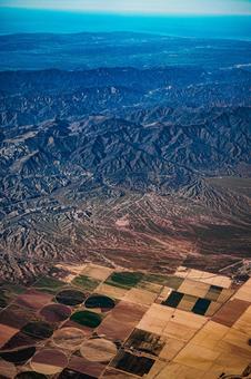 アメリカ西部の農地と山脈 アメリカ,西部,農地の写真素材
