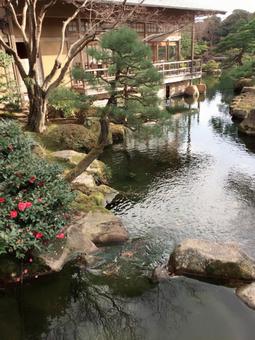 池に浮かぶ和風建築 池に浮かぶ和風建築 由志園,池,和の写真素材