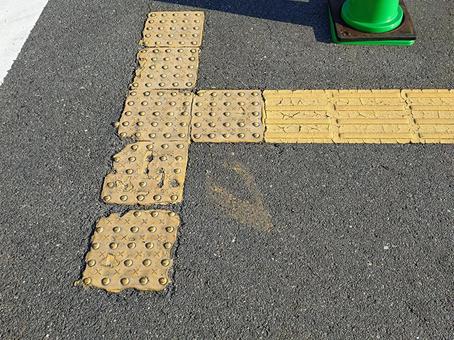ボロボロの点字ブロック 点字ブロック,点字,弱視の写真素材