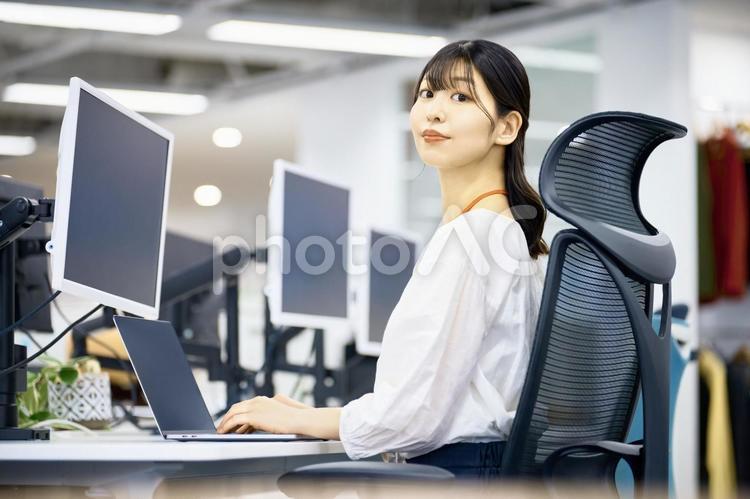 ビジネスウーマン　デスクワーク　若い女性 ビジネスウーマン,女性,笑顔の写真素材
