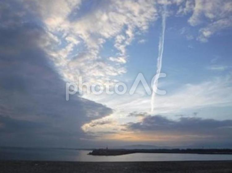 防波堤からの海と空3 海,自然,空の写真素材