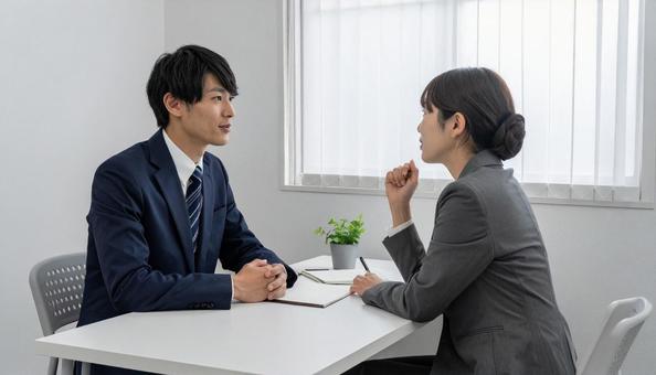 外国人の男性に説明をする日本人女性 外国人の男性に説明をする日本人女性の写真