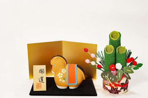 金屏風と天野置物とちりめん細工の門松 午年,年賀状,置物の写真素材