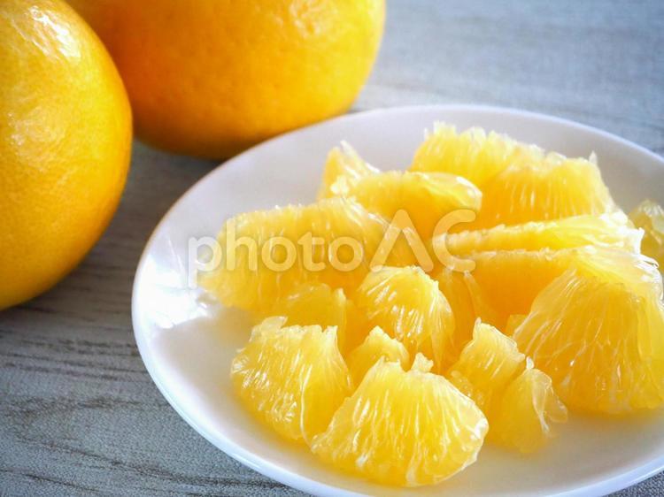 皮をむいた河内晩柑 白背景 河内晩柑,ジューシーオレンジ,むきみかんの写真素材