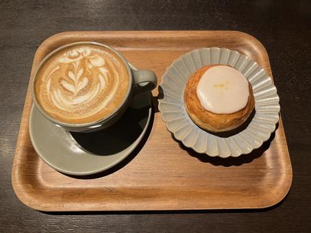 カフェラテ　シトロンドーナツ カフェラテ,コーヒー,カフェの写真素材