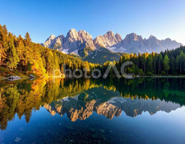 静かな湖の水面に反射する山の景色　絶景3 湖,穏やかな,静かなの写真素材