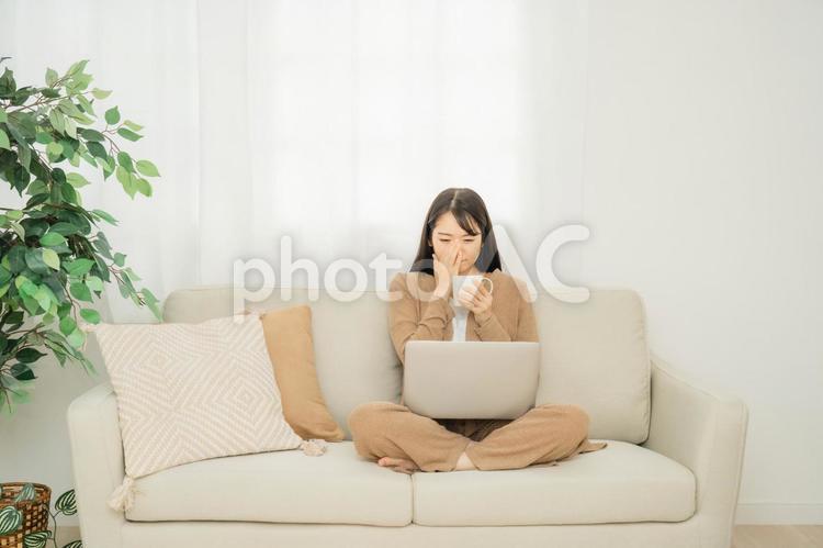 ノートパソコンで何かを見る女性(感動・泣く) ノートパソコンで何かを見る女性(感動・泣く) パソコン,泣く,ストレスの写真素材