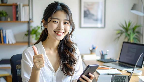 家計がうまくいきスマホ片手に微笑む女性 家計がうまくいきスマホ片手に微笑む女性の写真