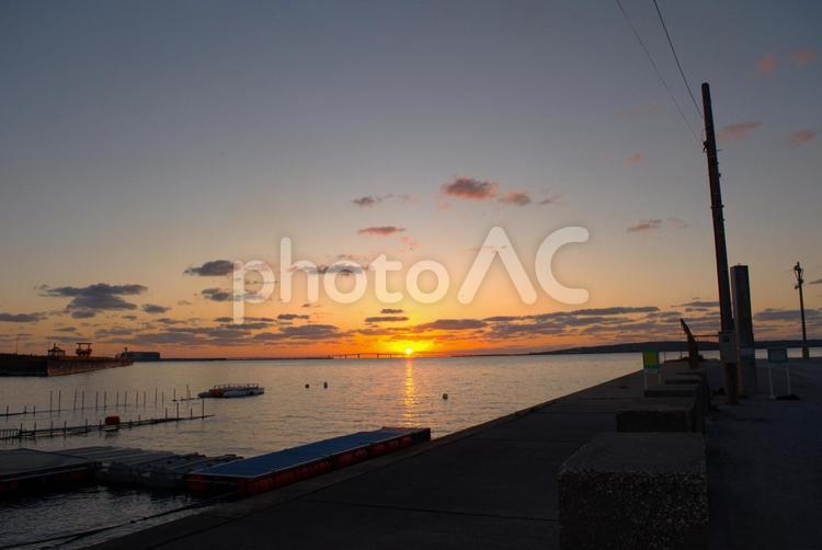 宮古島の冬夕暮れ 夕焼け,海辺,電柱の写真素材