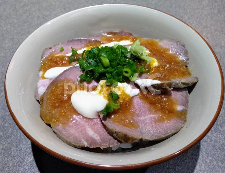 ローストビーフ丼 ご飯もの,食事,食べ物の写真素材