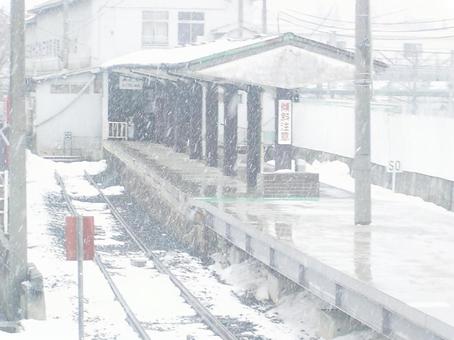 雪の中の十鉄三沢駅ホーム 雪,駅,鉄道の写真素材