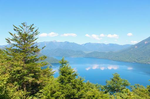 奥日光 中禅寺湖 半月山展望台からの眺め 奥日光 中禅寺湖 半月山展望台からの眺めの写真