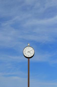秋空の下の時計台・時刻は午後4時10分 秋空の下の時計台・時刻は午後4時10分の写真