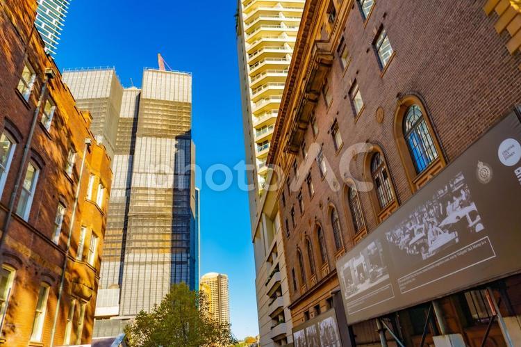 ビル群の風景 ビル群,青空,建設中の建物の写真素材