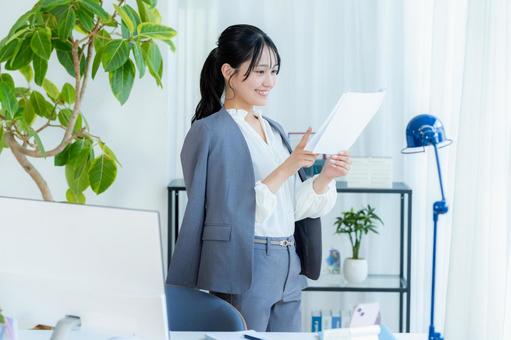 書類を持つビジネスウーマン ビジネスウーマン,笑顔,若い女性の写真素材