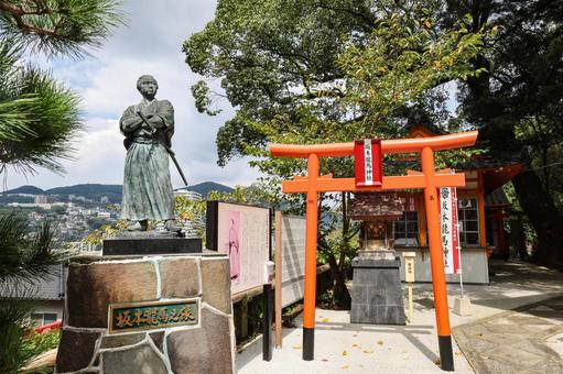 坂本龍馬之像と坂本龍馬神社 坂本龍馬之像と坂本龍馬神社 坂本龍馬像,銅像,立像の写真素材