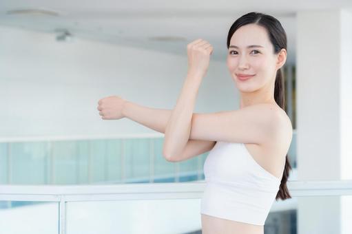 スポーツジムでトレーニングをする若い女性 スポーツジム,フィットネス,ダイエットの写真素材