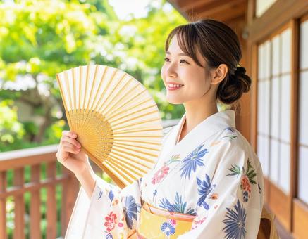 扇子で涼む、浴衣の彼女の写真