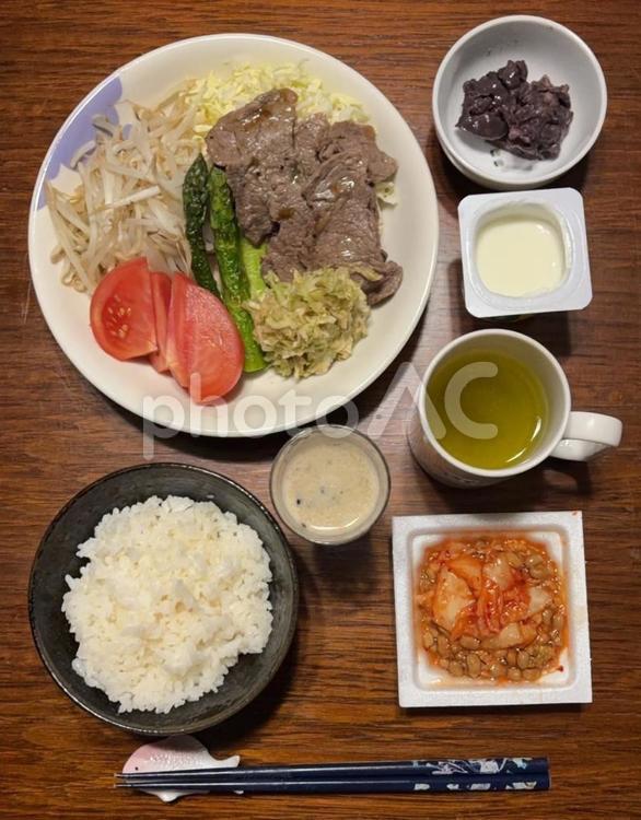 牛肉とアスパラとキャベツとトマト等の夕食 夕食,ご飯,あきたこまちの写真素材