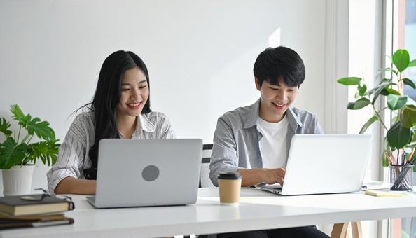 フレンドリーなビジネスミーティング風景の写真