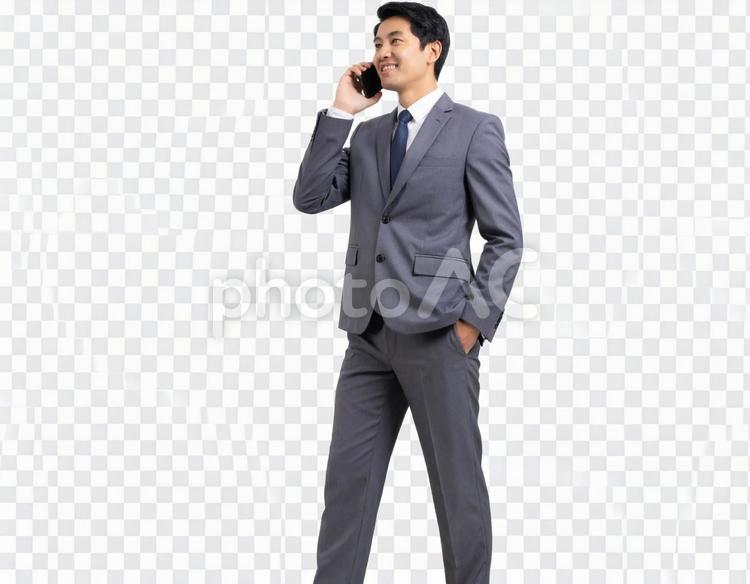 スマートフォンで通話する男性の透過画像 男性,ビジネスマン,サラリーマンの写真素材