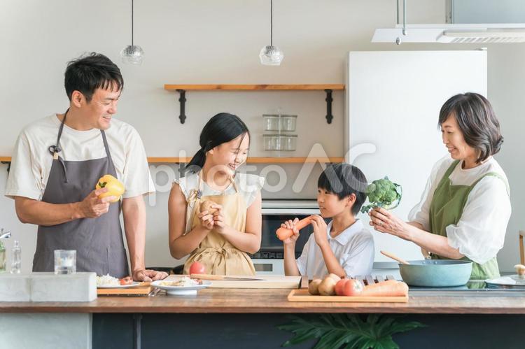 家のキッチンで一緒に料理する親子・家族 親子,家族,料理の写真素材