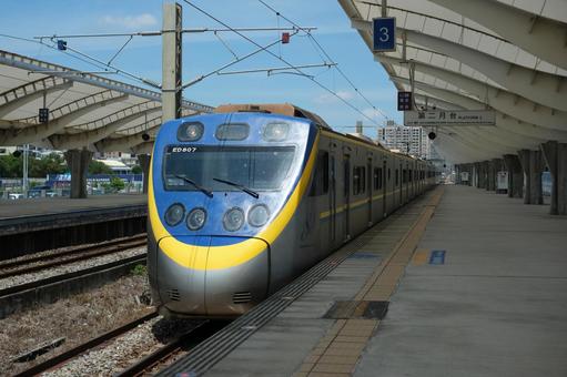 新烏日車站に到着するEMU800型の写真